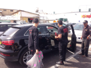  بالصور: قوات الانقاذ تنقذ حياة طفلة محتجزة داخل مركبة بيافا